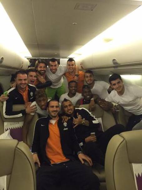 Foto di gruppo per la Juventus in aereo. Twitter/@carlitos3210